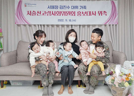 대통령 직속 저출산고령사회위원회 부위원장을 맡고 있는 나경원(가운데) 국민의힘 전 의원이 16일 우리나라에서 34년 만의 다섯쌍둥이 출산을 알린 육군 17사단 소속 김진수·서혜정 대위 부부와 오남매를 함께 만나 저출산고령사회위 홍보대사로 위촉, 기념사진을 촬영했다.<나경원 전 국회의원 페이스북 사진 갈무리>